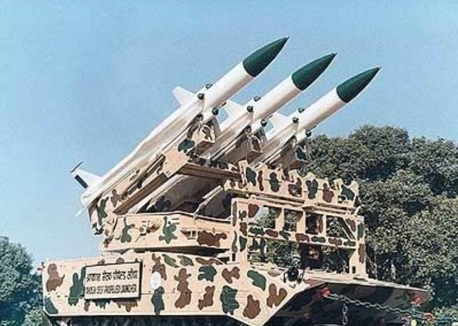Tên lửa đất đối không Akash Ấn Độ. Ảnh: Sina