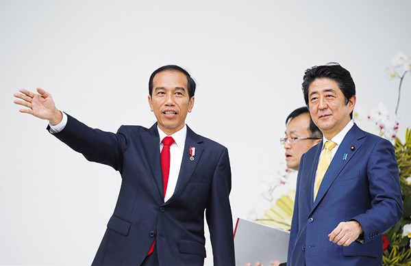 Thủ tướng Nhật Bản Shinzo Abe thăm Indonesia. Ảnh: Emirates Business