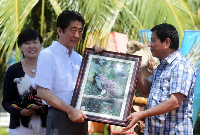 Thủ tướng Nhật Bản Shinzo Abe thăm Philippines. Ảnh: Japan Times