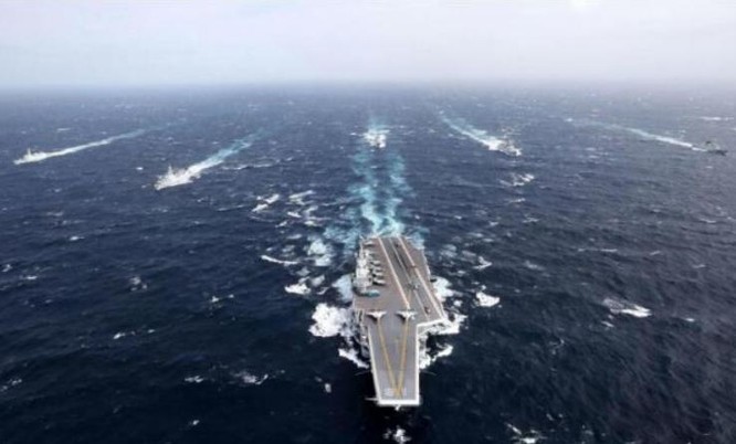 Biên đội tàu sân bay Liêu Ninh, Hải quân Trung Quốc tiến hành huấn luyện biển xa. Ảnh: Cankao