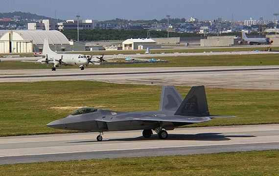 Máy bay chiến đấu tàng hình thế hệ thứ năm F-22 Raptor Mỹ triển khai ở căn cứ Kadena, Okinawa, Nhật Bản (ảnh tư liệu)