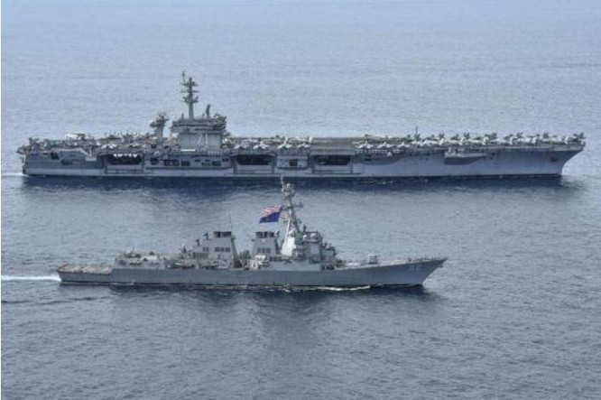 Tàu sân bay và tàu Aegis Hải quân Mỹ trên Biển Đông. Ảnh: QQ