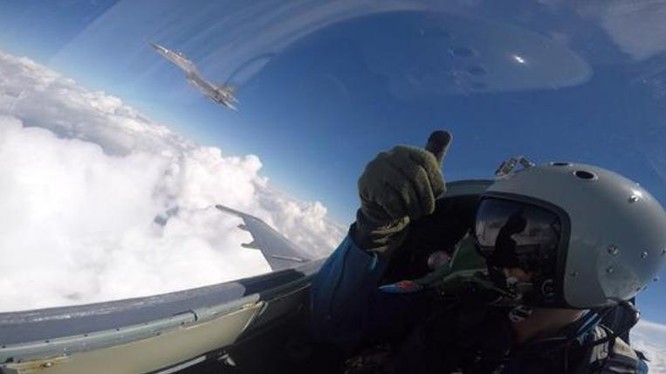 Hoạt động phối hợp trên không của biên đội máy bay chiến đấu trong huấn luyện trên đảo Hải Nam. Ảnh: Sina