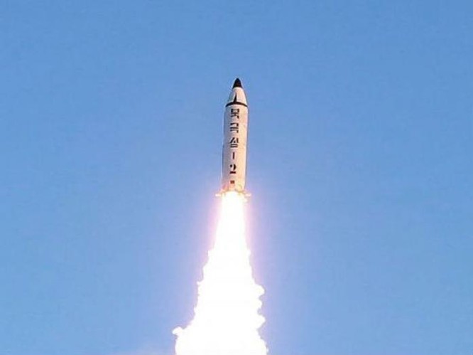 Ngày 12 tháng 2 năm 2017, Triều Tiên phóng tên lửa đạn đạo tầm trung Pukguksong-2. Ảnh: Cankao