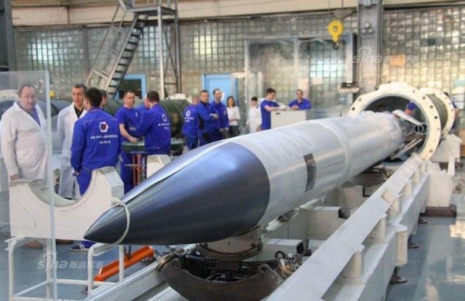 Tại nhà máy sản xuất hệ thống tên lửa phòng không tiên tiến S-400 Nga. Ảnh: Sina