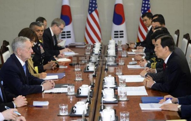 Tân Bộ trưởng Quốc phòng Mỹ James Mattis (trái) chọn Hàn Quốc làm nước đến thăm đầu tiên sau khi nhậm chức. Chuyến thăm diễn ra từ ngày 2 đến ngày 3 tháng 2 năm 2017 (ảnh tư liệu)