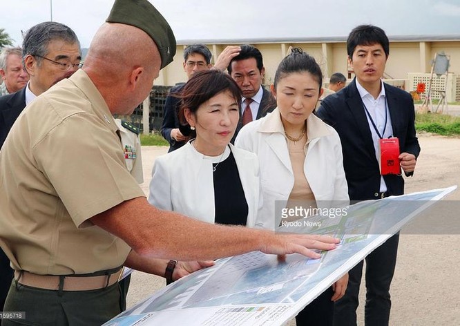 Ngày 13 tháng 1 năm 2017, Bộ trưởng Quốc phòng Nhật Bản, bà Tomomi Inada khảo sát hệ thống THAAD ở căn cứ Anderson, Guam, Mỹ. Ảnh: Getty Images