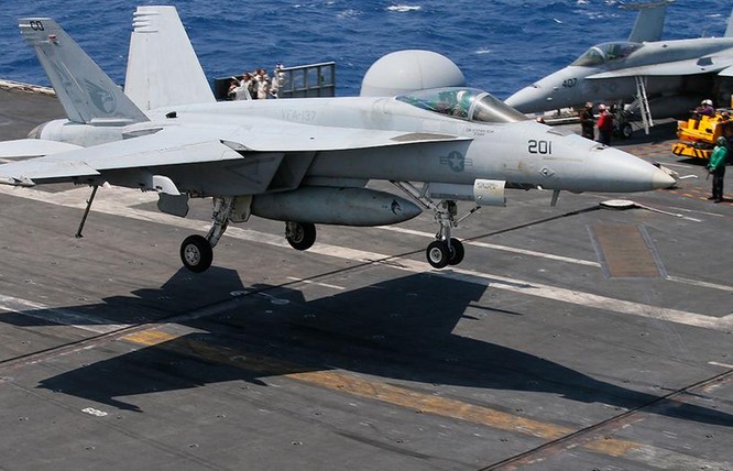 Máy bay chiến đấu F-18 trên tàu sân bay USS Carl Vinson Hải quân Mỹ. Ảnh: Philippine Star
