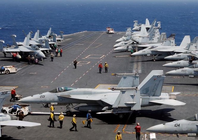Rất nhiều máy bay chiến đấu trên tàu sân bay USS Carl Vinson Mỹ. Ảnh: Asia Maritime Reviews