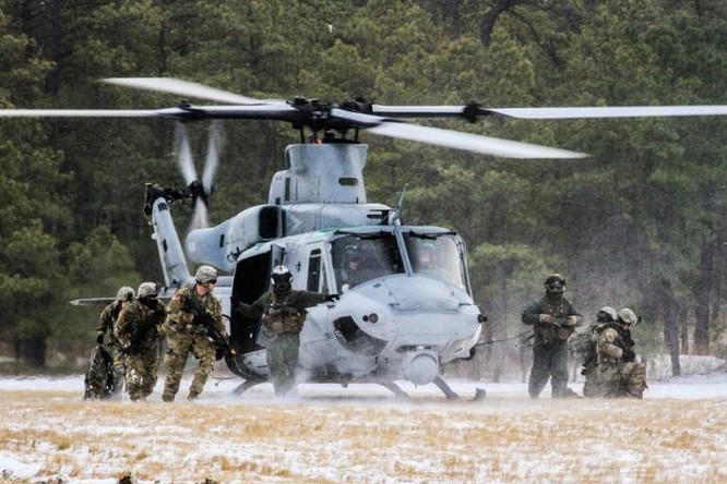 Ngày 10/1/2017, máy bay trực thăng UN-1Y Thủy quân lục chiến Mỹ triển khai huấn luyện liên hợp binh chủng với phía New Zealand. Ảnh: Cankao