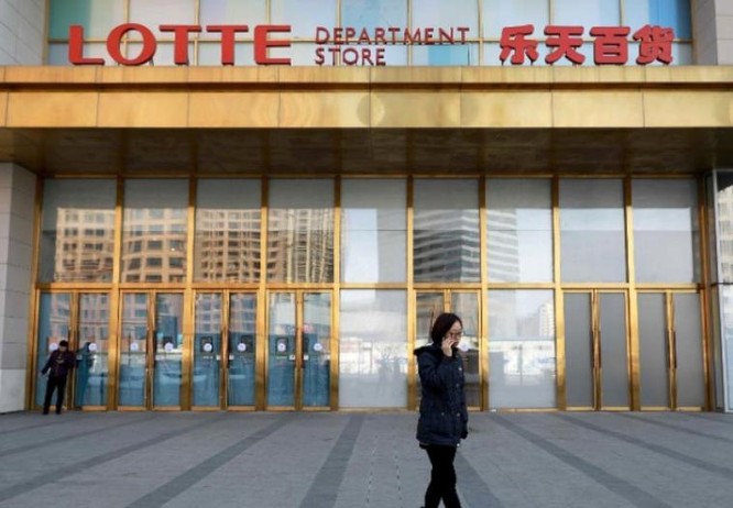 Một cửa hàng của Tập đoàn Lotte Hàn Quốc ở Thẩm Dương, Trung Quốc. Tập đoàn này sử dụng khoảng 20.000 người dân Trung Quốc. Tuy nhiên, vì ảnh hưởng từ việc Mỹ - Hàn triển khai THAAD ở Hàn Quốc, nhiều cửa hàng của tập đoàn này ở Trung Quốc đã phải tạm thời đóng cửa. Ảnh: CNN