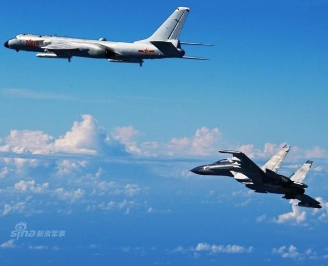 Trung Quốc cho máy bay ném bom H-6K xâm nhập vùng trời bãi cạn Scarborough. Ảnh: Sina