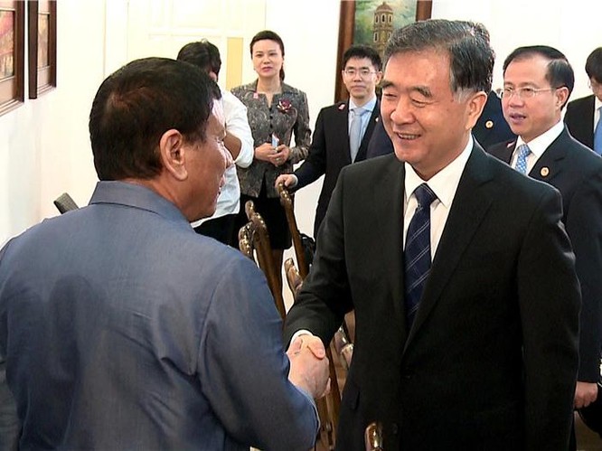 Ngày 17/3/2017, Tổng thống Philippines Rodrigo Duterte tiếp Phó Thủ tướng Trung Quốc Uông Dương. Ảnh: Gov.cn