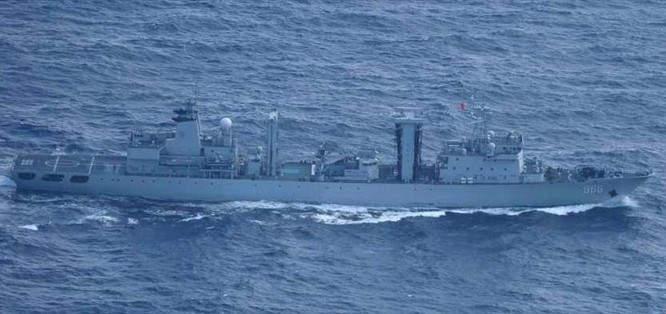 Tàu tiếp tế tổng hợp Cao Bưu Hồ số hiệu 966 Type 903A Hạm đội Đông Hải, hải quân Trung Quốc đi qua eo biển Miyako. Ảnh: qianlong