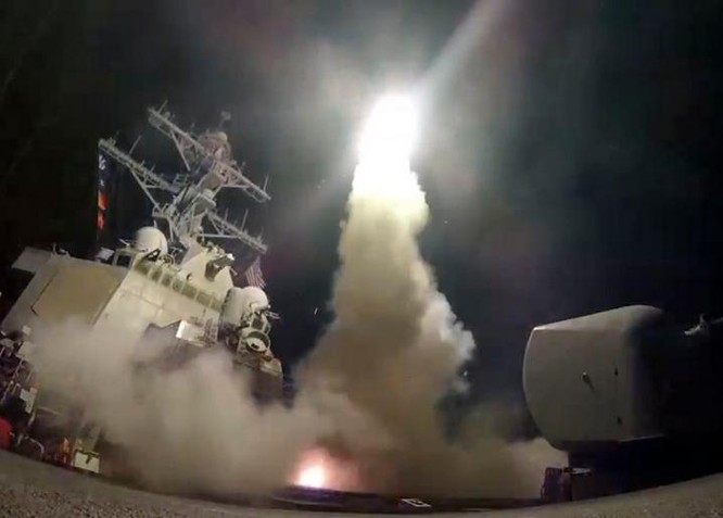 Ngày 7/4/2017, hai tàu khu trục Mỹ gồm USS Porter DDG-78 và USS Ross DDG-71 của Hải quân Mỹ đã tiến hành phóng khoảng 60 quả tên lửa tấn công căn cứ không quân Shayrat ở miền trung Syria. Ảnh: VOA