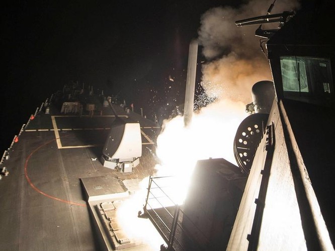 Ngày 6/4/2017 (giờ Mỹ), 2 tàu khu trục quân đội Mỹ đã phóng 59 quả tên lửa hành trình Tomahawk tấn công sân bay quân sự Shayrat, tỉnh Homs, Syria. Ảnh: Dwnews