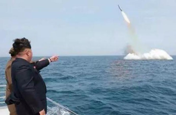Nhà lãnh đạo Triều Tiên Kim Jong-ul quan sát tàu ngầm phóng tên lửa. Ảnh: Bành Bái