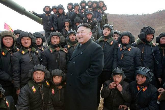 Nhà lãnh đạo Kim Jong-ul và binh sĩ Triều Tiên. Ảnh: china.com.cn