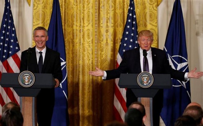 Ngày 12/4/2017, tại Washington Tổng thống Donald Trump tiếp đón Tổng thư ký NATO Jens Stoltenberg. Ảnh: Reuters