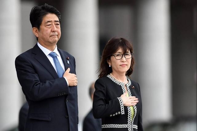 Thủ tướng và Bộ trưởng Quốc phòng Nhật Bản tham dự một buổi lễ của Lực lượng Phòng vệ Nhật Bản. Ảnh: EPA