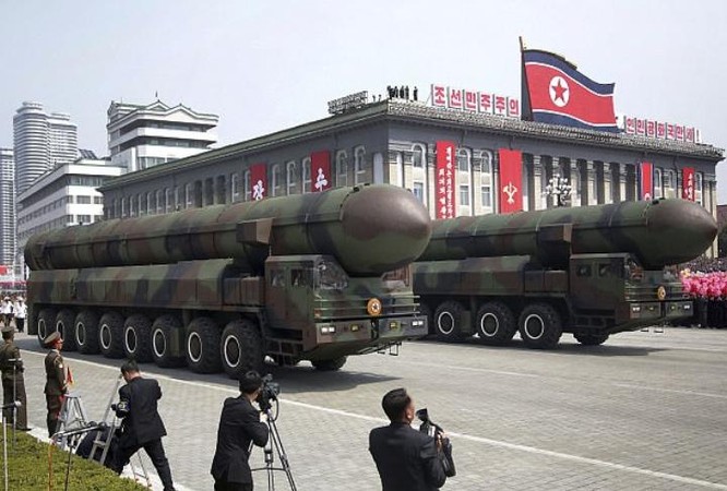 Triều Tiên phô trương sức mạnh quân sự. Ảnh: Daily Mail