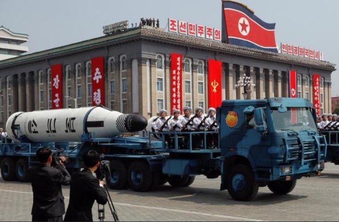 Triều Tiên phô trương sức mạnh quân sự. Ảnh: IBusinesslines