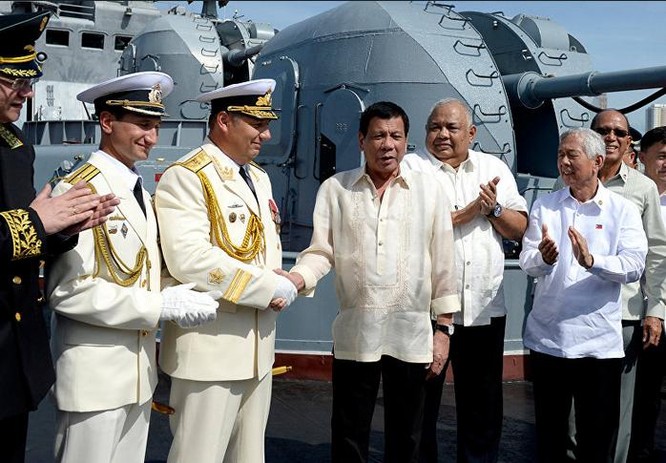 Tháng 1/2017, Tổng thống Philippines Rodrigo Duterte lên thăm tàu chiến Nga. Ảnh: Sputnik