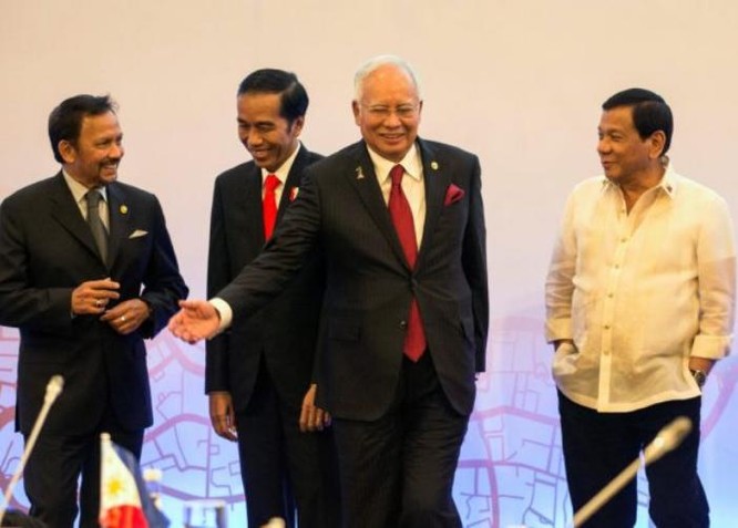 Tổng thống Philippines Rodrigo Duterte (bên phải, ngoài cùng) với các nhà lãnh đạo ASEAN. Ảnh: MalaysiaGazette