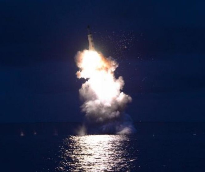 Hiện trường phóng thử tên lửa từ tàu ngầm của Triều Tiên ngày 25/8/2016. Ảnh: Tân Hoa xã/KCNA