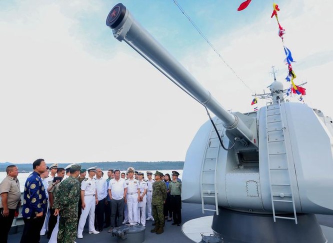 Ngày 1/5/2017, Tổng thống Philippines Rodrigo Duterte lên thăm tàu chiến hải quân Trung Quốc. Ảnh: Rappler