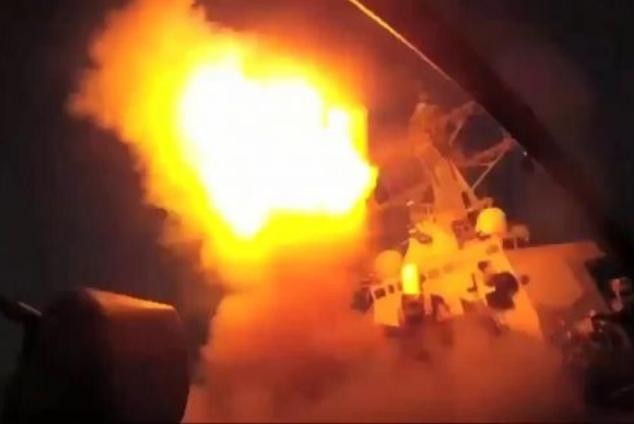 Tàu chiến Hải quân Mỹ phóng tên lửa hành trình Tomahawk tấn công Syria. Ảnh: Cankao