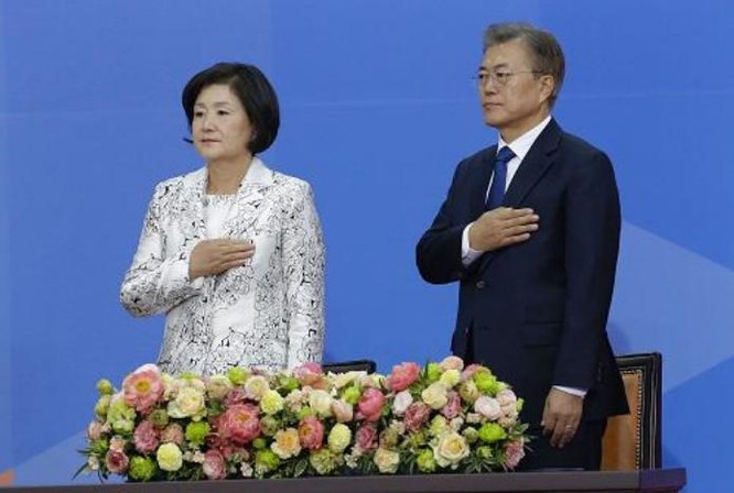 Tân Tổng thống Hàn Quốc Moon Jae-in và phu nhân trong Lễ nhậm chức ngày 10/5/2017. Ảnh: Reuters/Sina