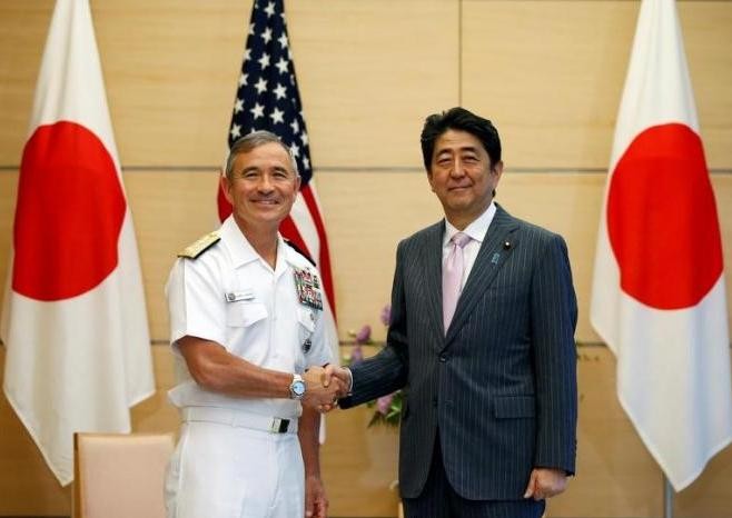 Đô đốc Harry Harris và Thủ tướng Nhật Bản Shinzo Abe. Ảnh: Reuters UK
