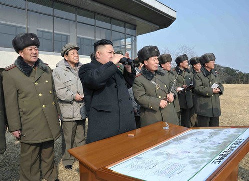 Nhà lãnh đạo Triều Tiên Kim Jong-ul thị sát một cuộc tập trận của Không quân Triều Tiên.