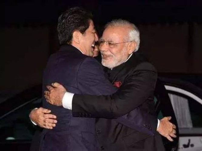Thủ tướng Nhật Bản Shinzo Abe và Thủ tướng Ấn Độ Narendra Modi. Ảnh: Ifeng