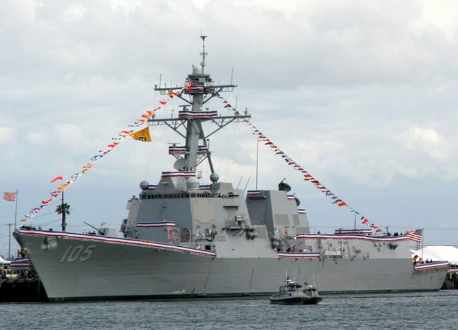 Ngày 24/5/2017, tàu khu trục tên lửa Dewey DDG-105 Hải quân Mỹ triển khai hành động 