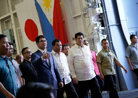 Ngày 4/6/2017, Tổng thống Philippines Rodrigo Duterte tham quan tàu sân bay trực thăng JS Izumo của Lực lượng Phòng vệ Biển Nhật Bản tại vịnh Subic, Philippines. Ảnh: Rappler