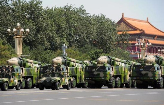 Tên lửa đạn đạo chống hạm Đông Phong-21D Trung Quốc. Ảnh: Cankao