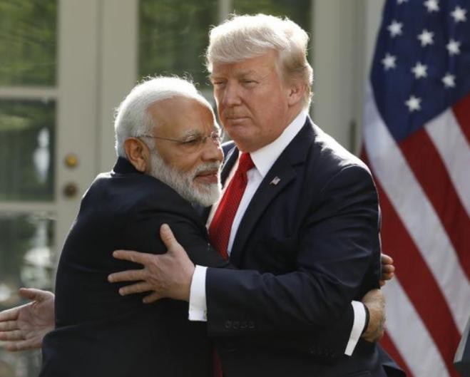 Nhà lãnh đạo hai nước Mỹ và Ấn Độ ôm nhau thân mật. Ảnh: Reuters