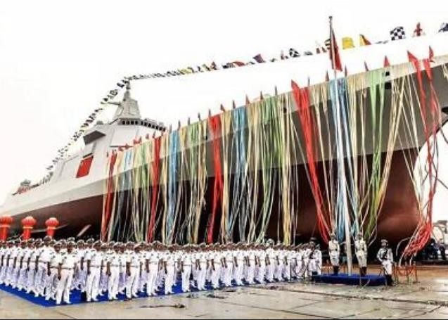 Sáng ngày 28/6/2017, Trung Quốc hạ thủy tàu khu trục Type 055 đầu tiên ở nhà máy đóng tàu Giang Nam, Thượng Hải. Ảnh: Sina