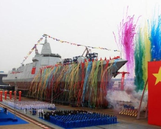 Sáng ngày 28/6/2017, Trung Quốc hạ thủy tàu khu trục Type 055 đầu tiên ở nhà máy đóng tàu Giang Nam, Thượng Hải. Ảnh: Sohu