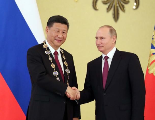 Ngày 4/7/2017, Tổng thống Nga Vladimir Putin trao huân chương St. Andrew cho Chủ tịch Trung Quốc Tập Cận Bình. Ảnh: Tân Hoa xã