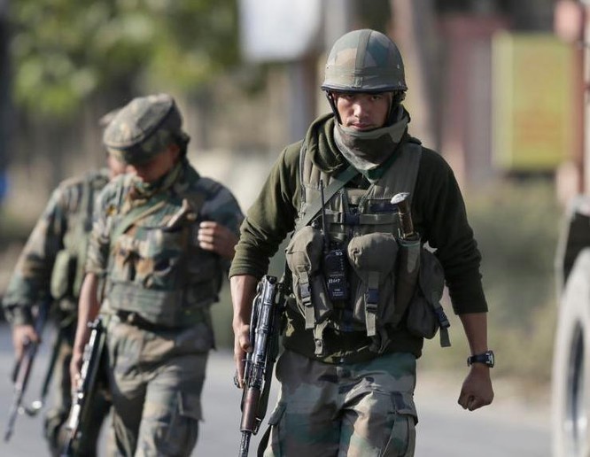 Binh sĩ Ấn Độ tuần tra ở khu vực Kashmir do Ấn Độ kiểm soát. Ảnh: VOA