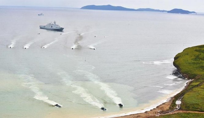Tập trận đổ bộ liên hợp Nga - Trung ở vịnh Peter the Great ngày 25/8/2015.