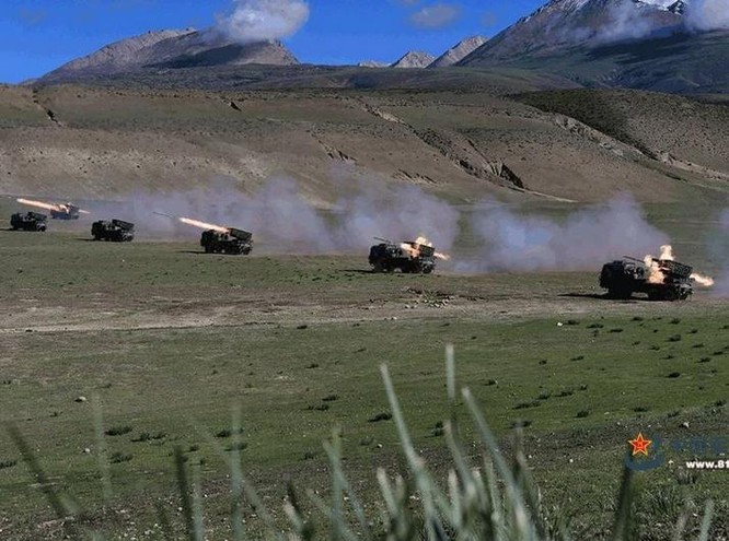 Một phân đội pháo binh thuộc Quân khu Tây Tạng, Quân đội Trung Quốc tiến hành tập trận trên cao nguyên. Ảnh: 81.cn/UDN