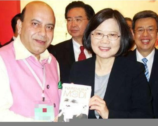 Nhà lãnh đạo Đài Loan bà Thái Anh Văn cầm cuốn sách viết về tiểu sử của Thủ tướng Ấn Độ Narendra Modi. Ảnh: Sina.