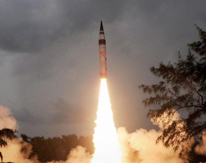 Tên lửa đạn đạo tầm xa Agni-5 Ấn Độ có thể vươn tới toàn bộ lãnh thổ Trung Quốc. Ảnh: Hindustan Times.