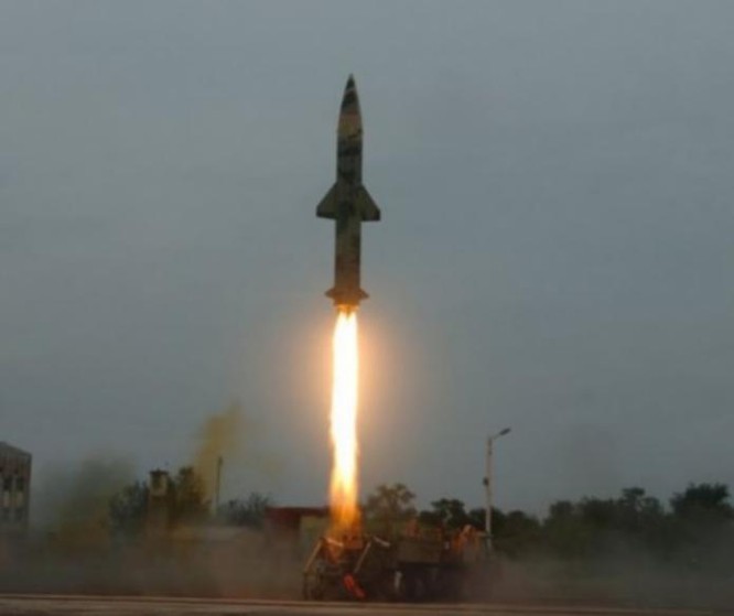 Tên lửa đạn đạo tầm ngắn Prithvi của quân đội Ấn Độ.