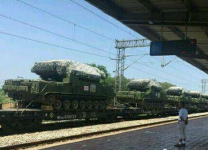 Trung Quốc vận chuyển hệ thống tên lửa phòng không tầm gần HQ-17 và tầm trung HQ-16 đến khu vực Tây Tạng bằng đường sắt. Ảnh: Sina.