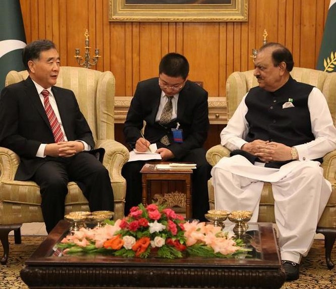 Ngày 14/8/2017, Tổng thống Pakistan Mamnoon Hussain tiếp Phó Thủ tướng Trung Quốc Uông Dương. Ảnh: Tân Hoa xã.